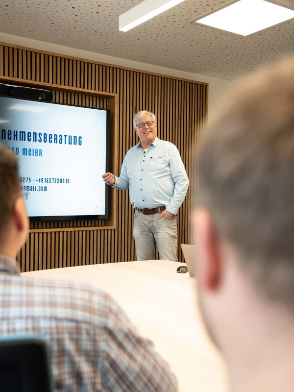 Thomas Meier Unternehmensberater für Zertifizierungen bei einer Präsentation