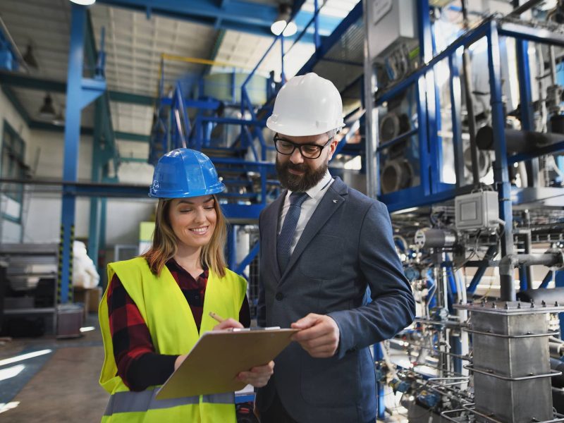 Unternehmensberater in einer Fabrik
