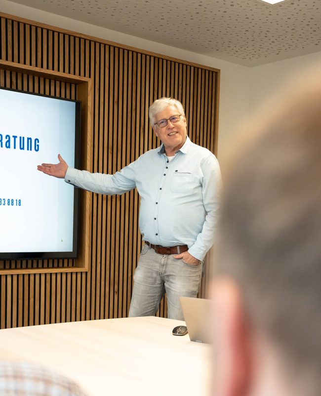 Thomas Meier Unternehmensberater für Zertifizierungen bei einer Präsentation